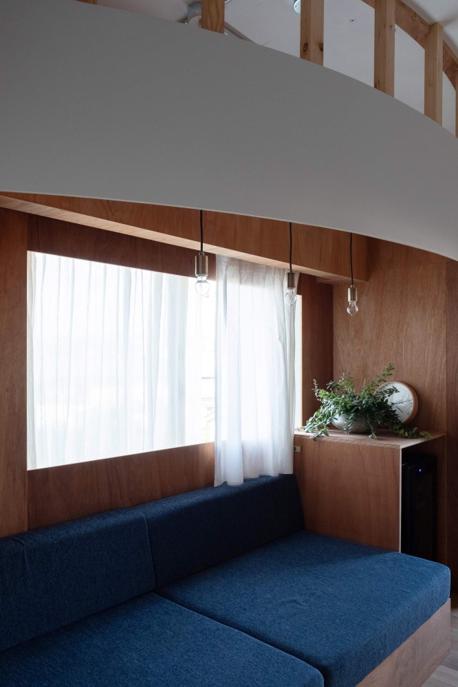 Стильная квартира с ребристыми изогнутыми пространствами, Япония