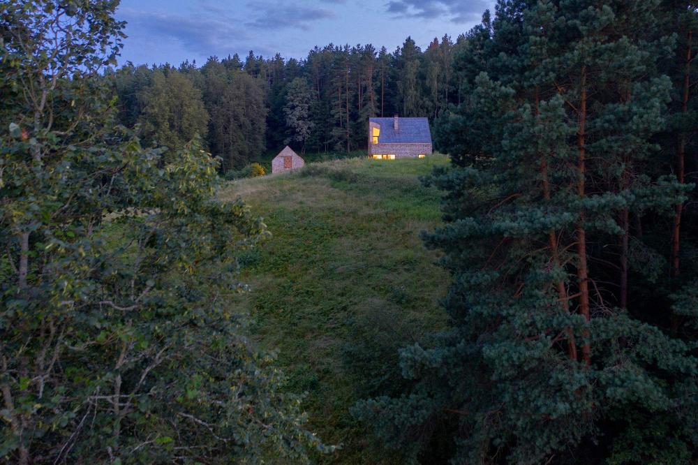 Загородный дом с амбаром в облицовке кедровой черепицей, Литва