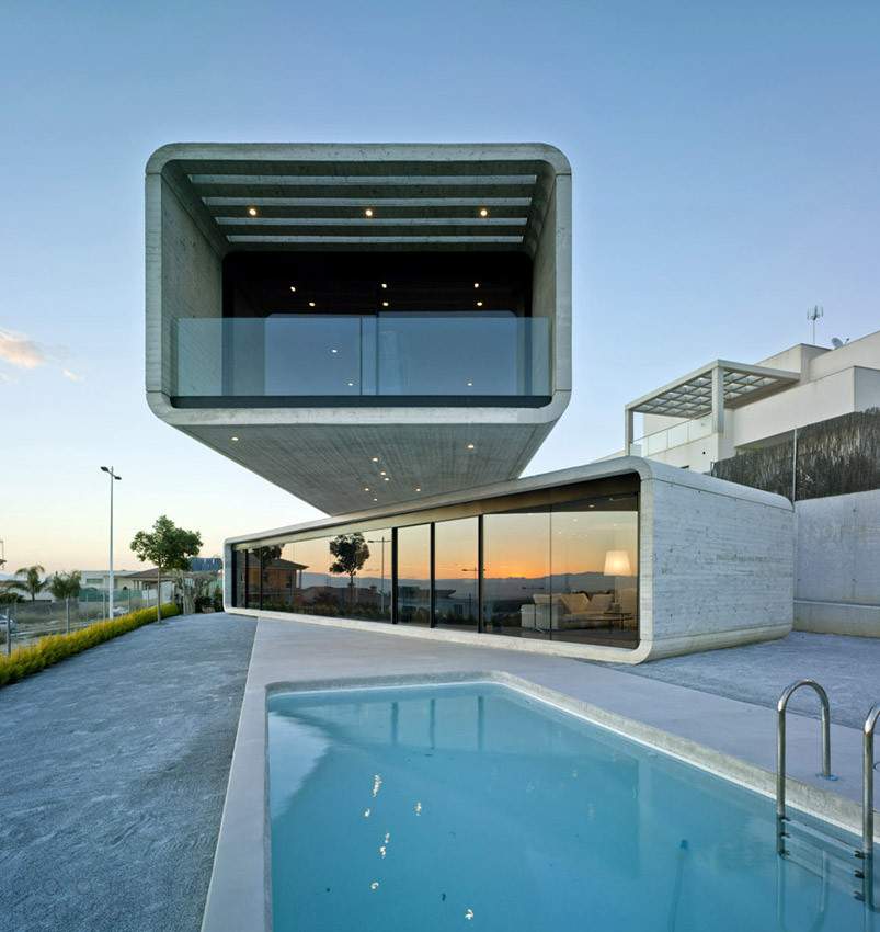 Бетонный дом с экстремальной консолью, Испания