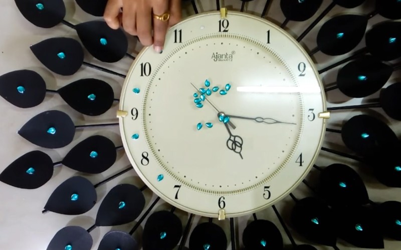 Стильные дизайнерские часы на стену своими руками с газетными трубочками