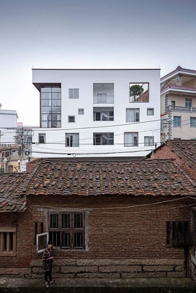 Традиционный китайский дом в белой модернистской коробке, Китай