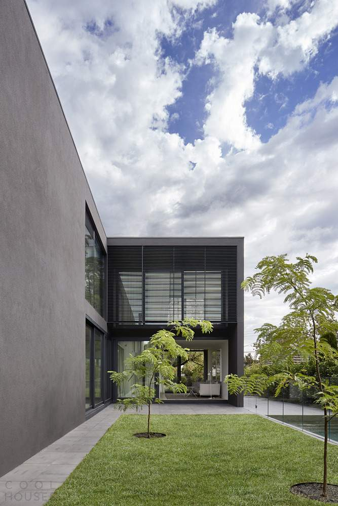 Дом с контрастирующим дизайном экстерьера и интерьера, Австралия