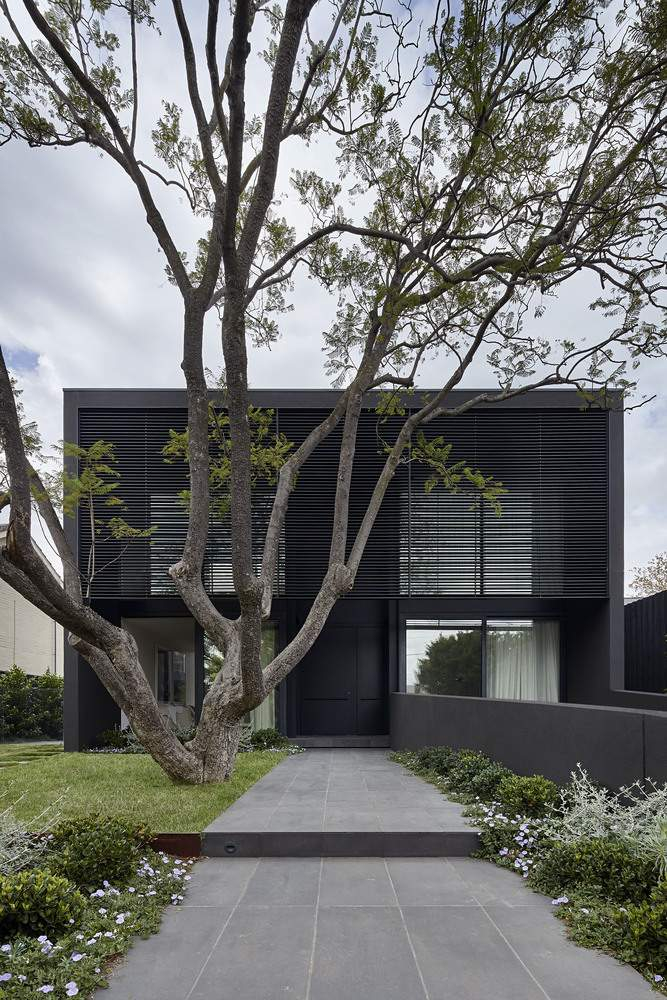 Дом с контрастирующим дизайном экстерьера и интерьера, Австралия
