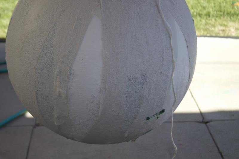Светильник из бумаги и воздушного шарика своими руками — пошаговый мастер класс с фото